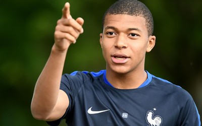 9D体育快讯-克拉马里奇训练中与年轻球员交流